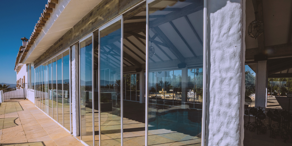 Las cortinas de cristal unen ambientes