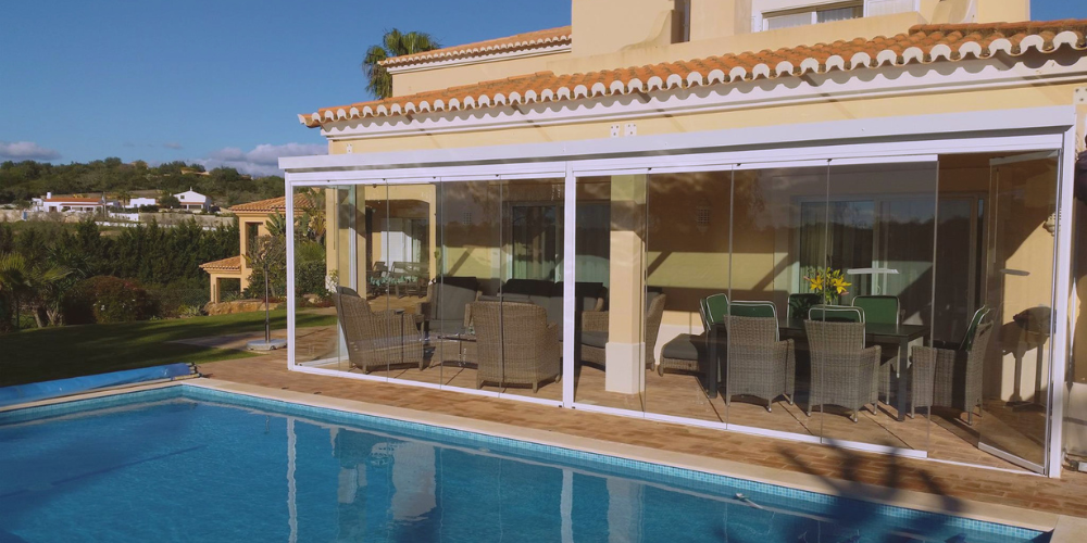 Las cortinas de cristal unen ambientes