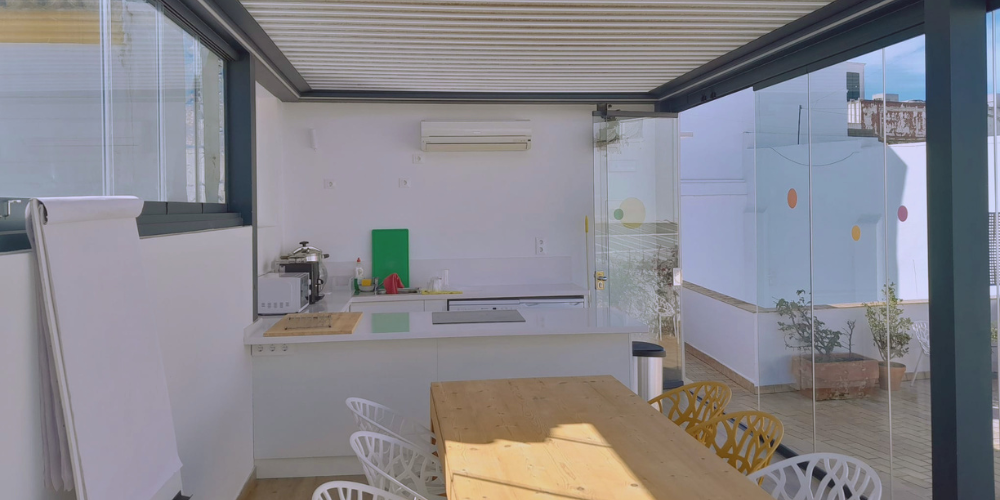 Las cortinas de cristal unen ambientes