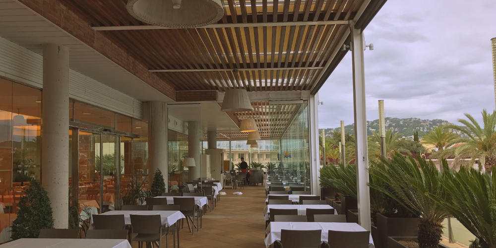 Las cortinas de cristal unen ambientes