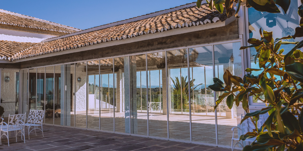 Las cortinas de cristal unen ambientes