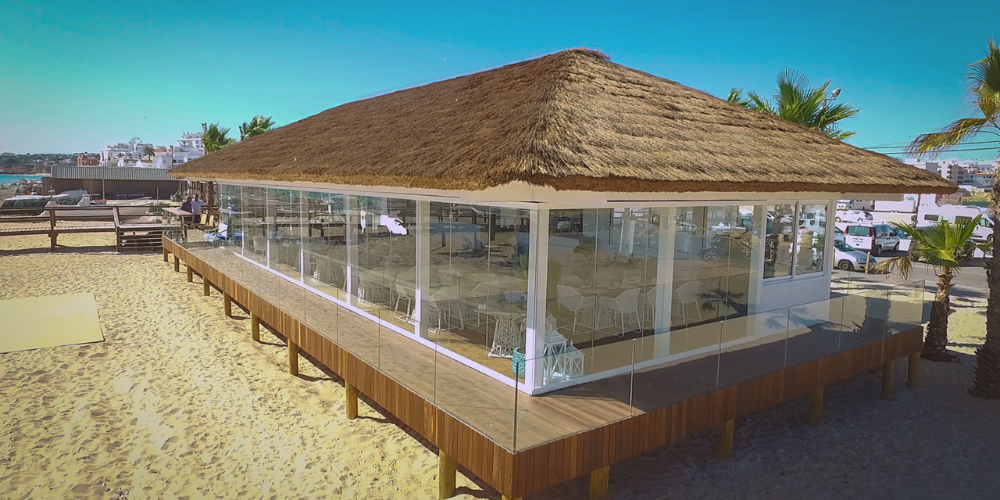 Las cortinas de cristal unen ambientes