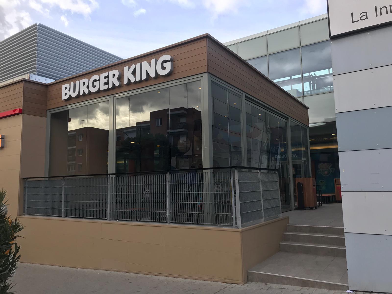 Imagen de un Burger King con soluciones de cerramiento