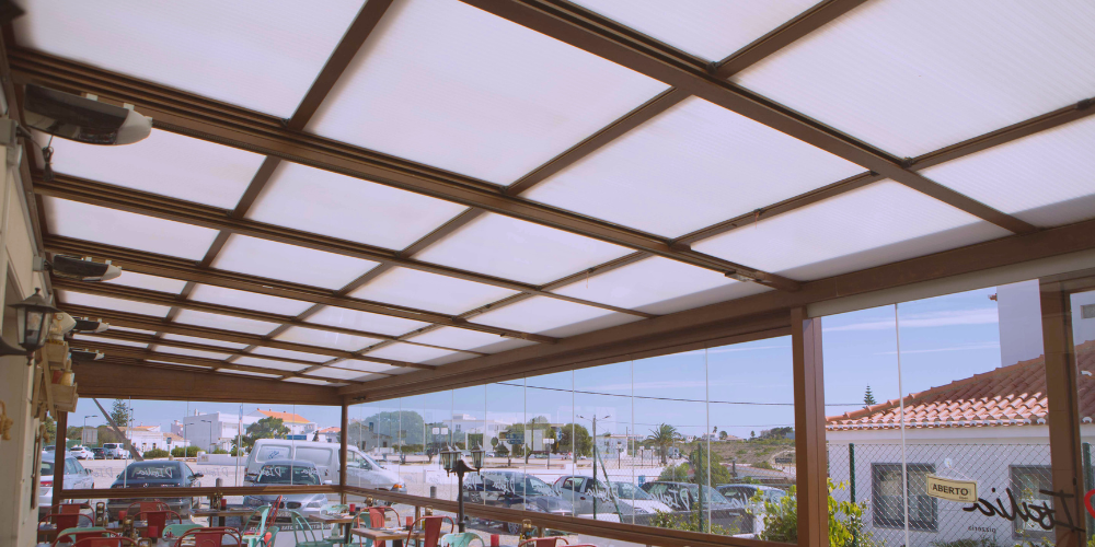 Vidrio, policarbonato celular o panel sándwich_ cuando la luz es importante