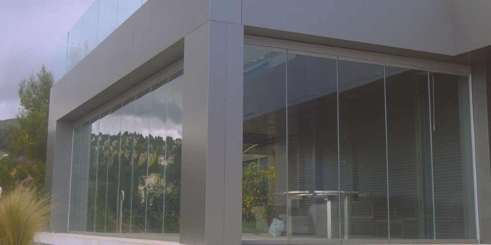 Cortinas de cristal_ trucos para una limpieza al detalle
