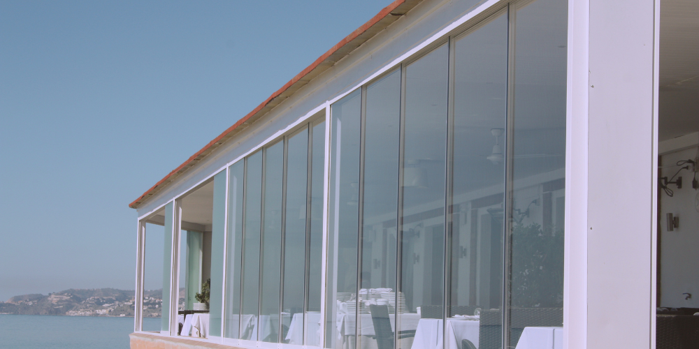Cortinas de cristal_ trucos para una limpieza al detalle