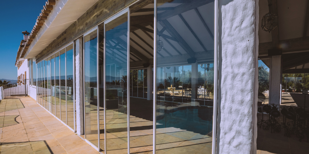 Cortinas de cristal_ trucos para una limpieza al detalle