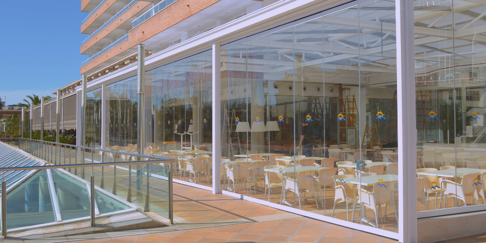 Cuantos tipos de cerramientos para terraza existen - Cortina de cristal abatible sin guía inferior