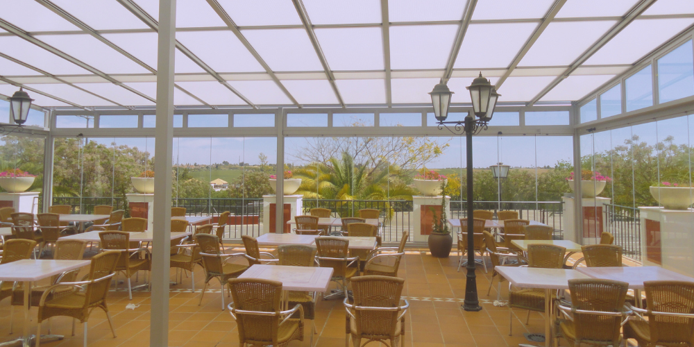 Cuantos tipos de cerramientos para terraza existen - Cortinas de cristal abatibles sin guía inferior con techo móvil