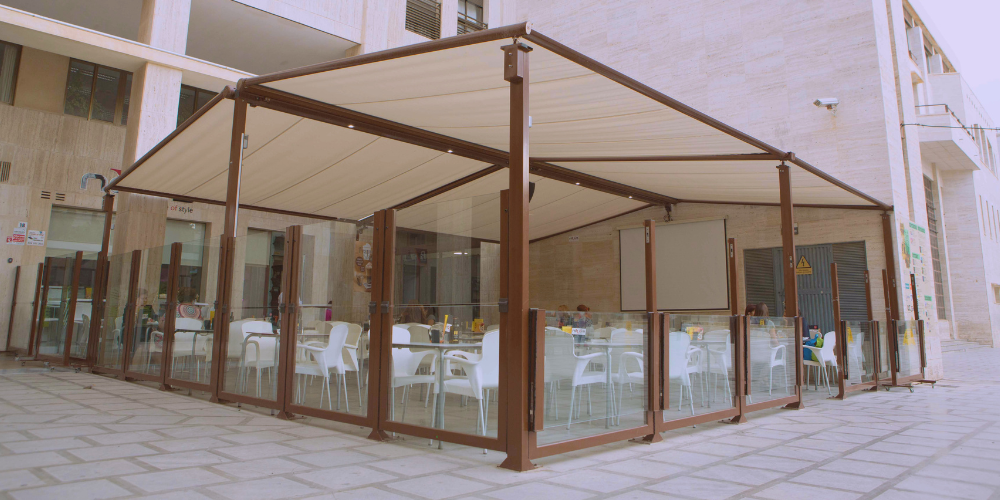 Cuantos tipos de cerramientos para terraza existen - Paravientos de cristal plegables