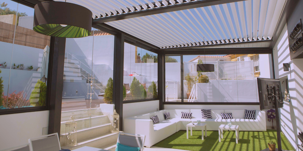 Cuantos tipos de cerramientos para terraza existen - Pérgola bioclimática con cortinas de cristal
