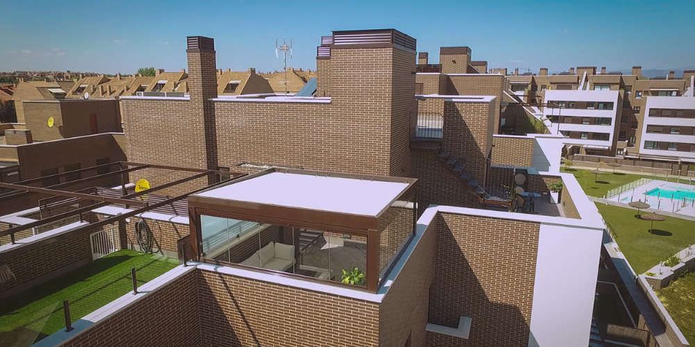 Cuantos tipos de cerramientos para terraza existen - Pérgola de panel sándwich