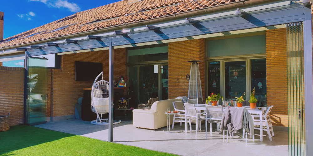 Cuantos tipos de cerramientos para terraza existen - Techo de cristal fijo con cortinas de cristal abatibles