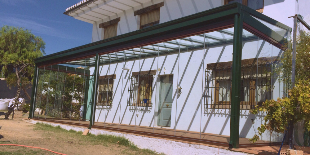 Espacios de luz gracias a las cortinas de cristal