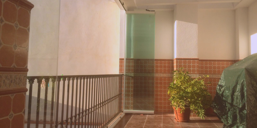 Espacios de luz gracias a las cortinas de cristal