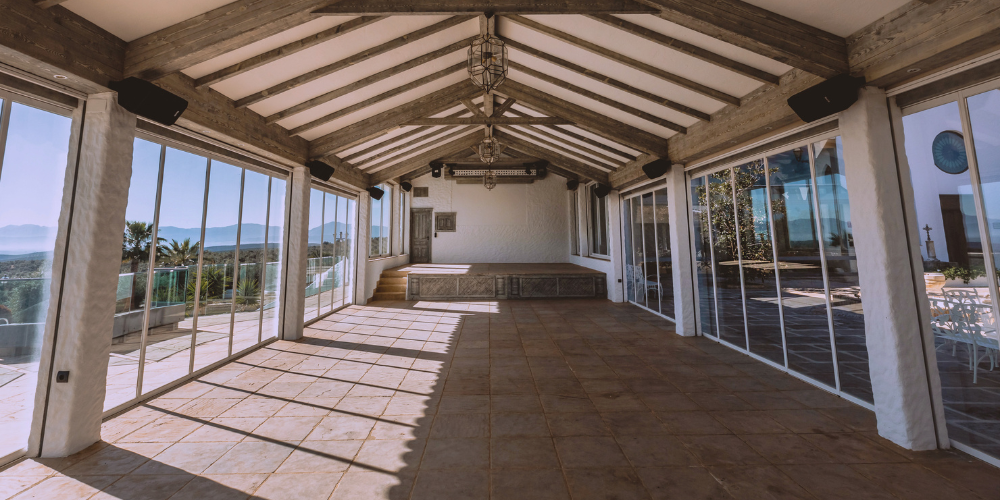 Espacios de luz gracias a las cortinas de cristal