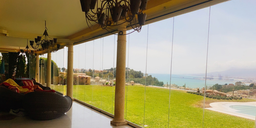 Terraza acristalada en la costa mediterránea_ luz y diseño