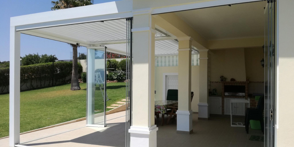 Terraza acristalada en la costa mediterránea_ luz y diseño