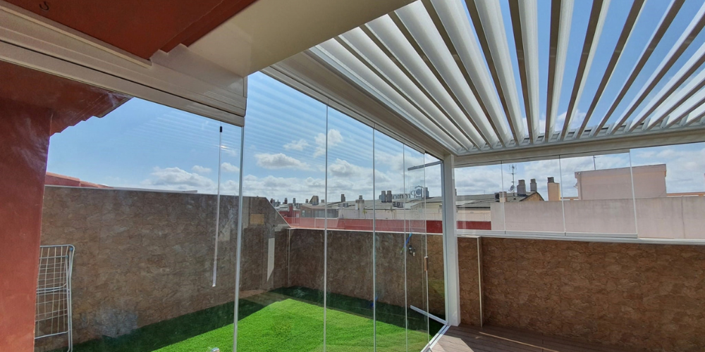 Terraza acristalada en la costa mediterránea_ luz y diseño