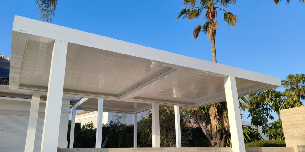 Terraza acristalada en la costa mediterránea_ luz y diseño