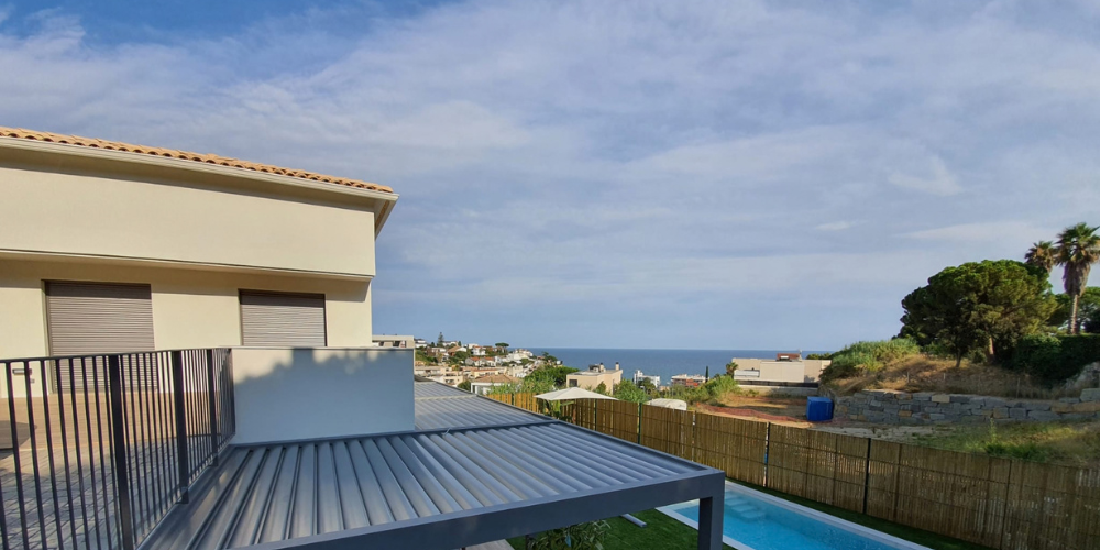 Terraza acristalada en la costa mediterránea_ luz y diseño