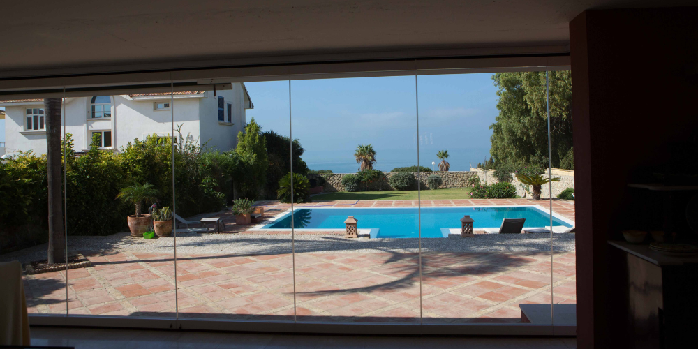 Terraza acristalada en la costa mediterránea_ luz y diseño