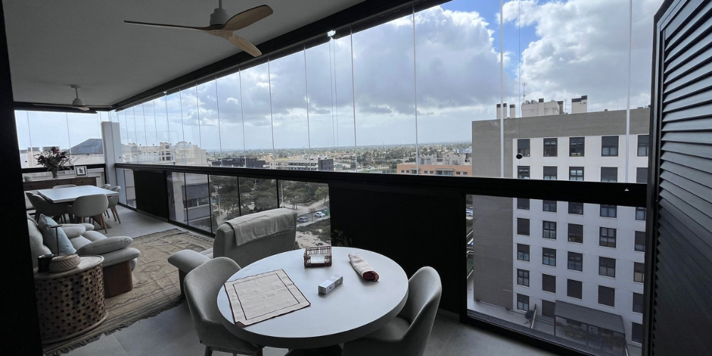 Terraza acristalada en la costa mediterránea_ luz y diseño