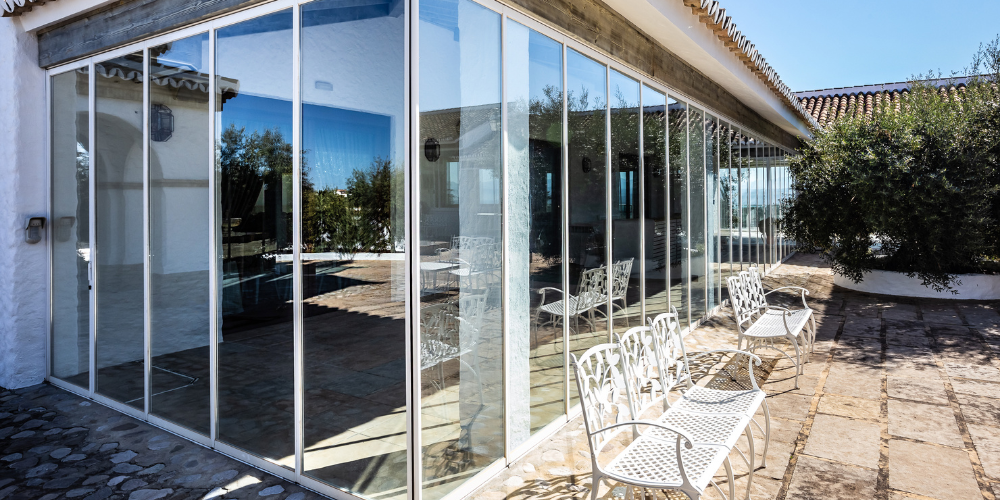 Diferencias entre cerramientos con cortinas de cristal abatible con aislamiento térmico y ventanas