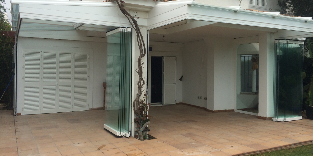 Diferencias entre cerramientos con cortinas de cristal abatible sin guía inferior y ventanas