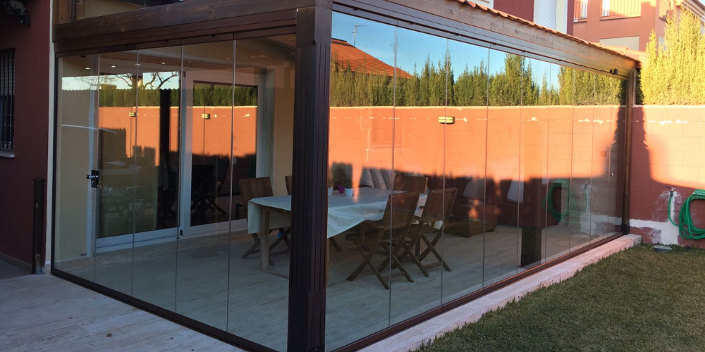 Diferencias entre cerramientos con cortinas de cristal abatible y ventanas