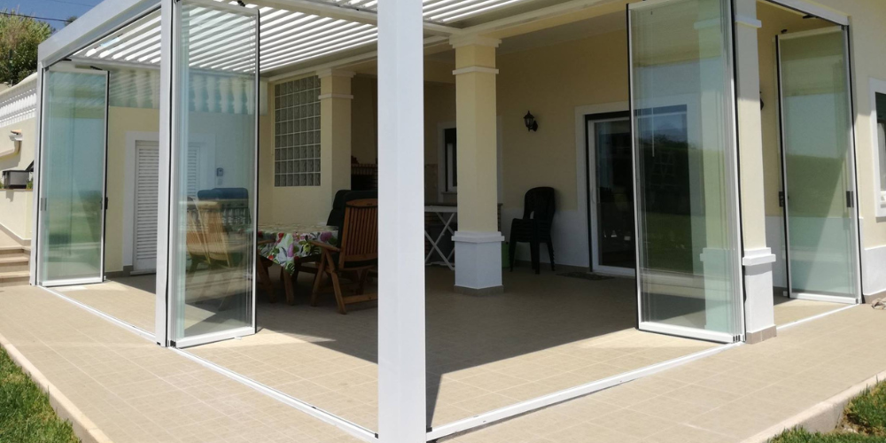 Diferencias entre cerramientos con cortinas de cristal abatible y ventanas