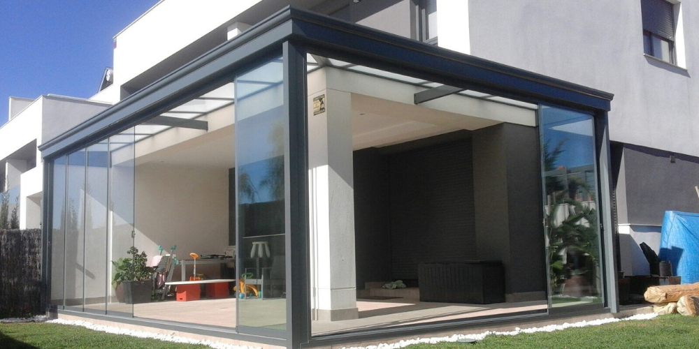 Diferencias entre cerramientos con cortinas de cristal corredera y ventanas