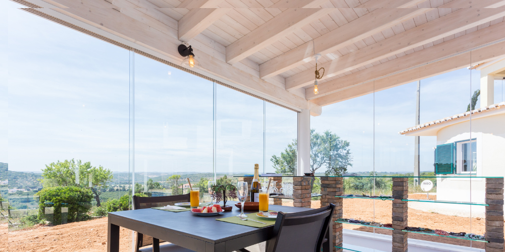 Diferencias entre cerramientos con cortinas de cristal corredera y ventanas