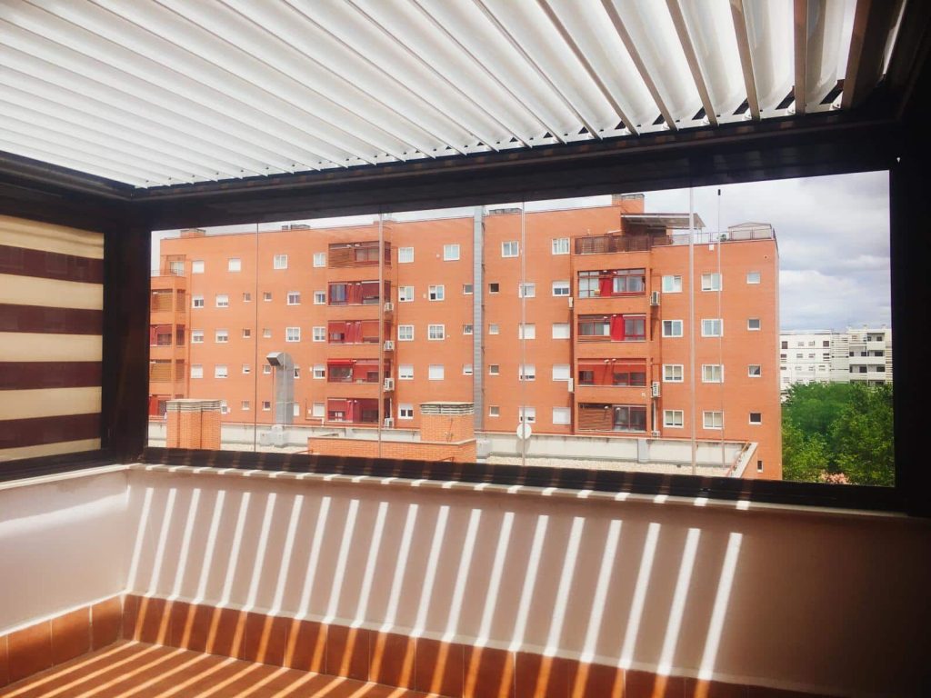 pergola bioclimatica y cortinas de cristal