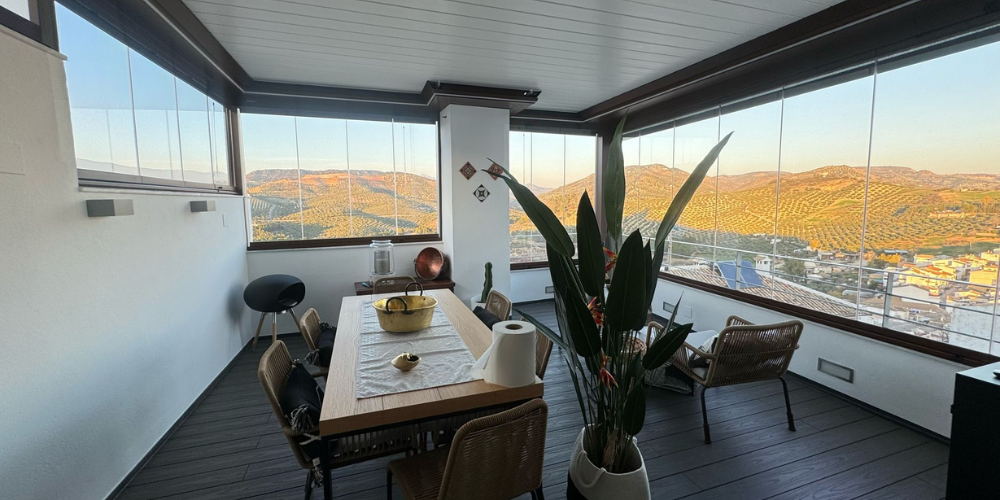 Cenadores de invierno con pérgolas bioclimáticas y cortinas de cristal abatibles en un piso pequeño