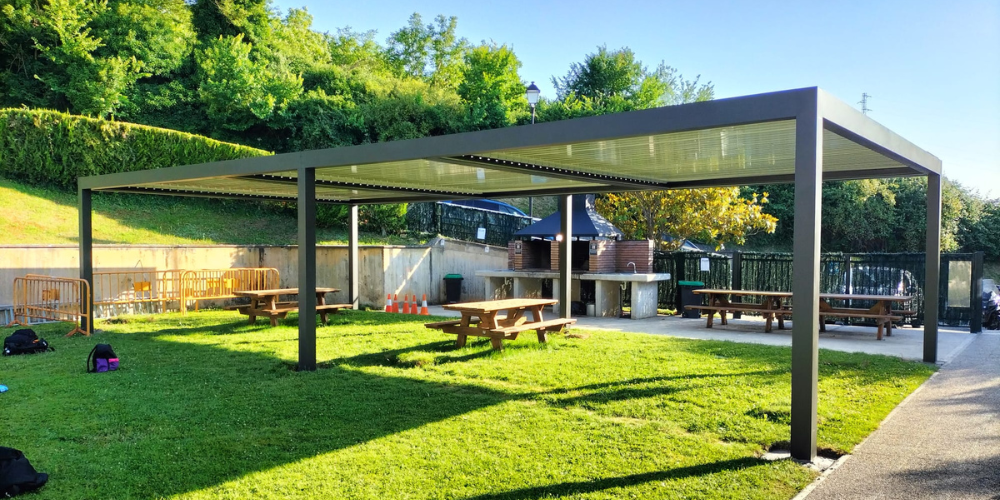 pérgola bioclimática a medida sobre muebles de jardín en una comunidad de vecinos