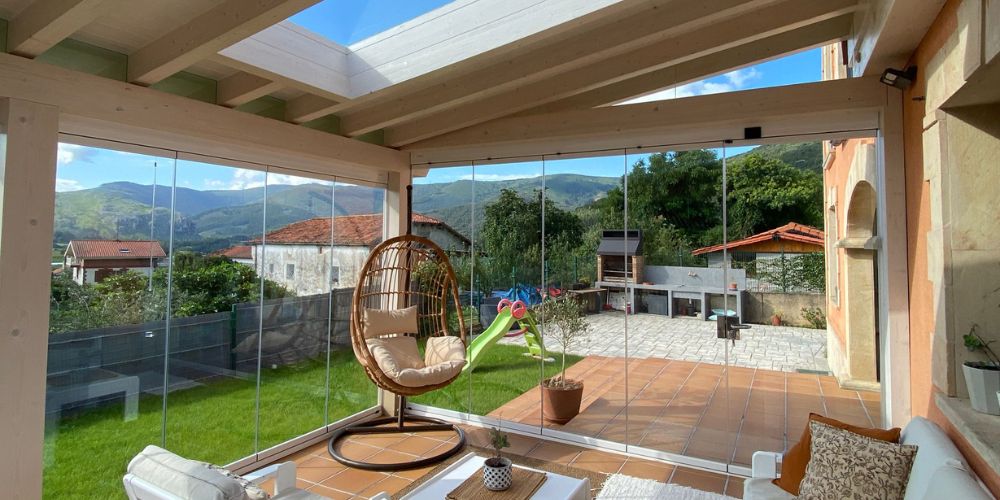 Imagen de cerramientos de jardín con techos móviles de cristal y cortinas de cristal