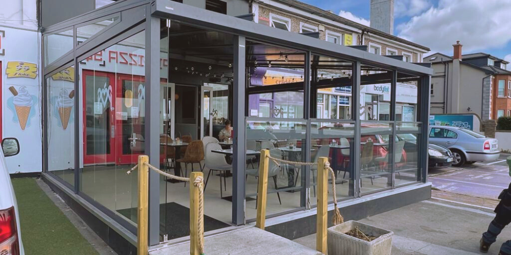 Tipos de mamparas paravientos para hostelería