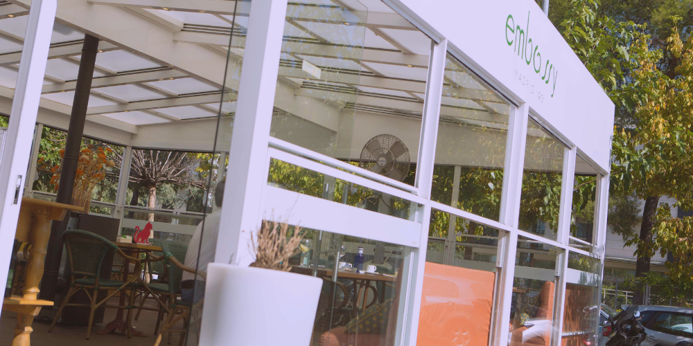 Tipos de mamparas paravientos para hostelería