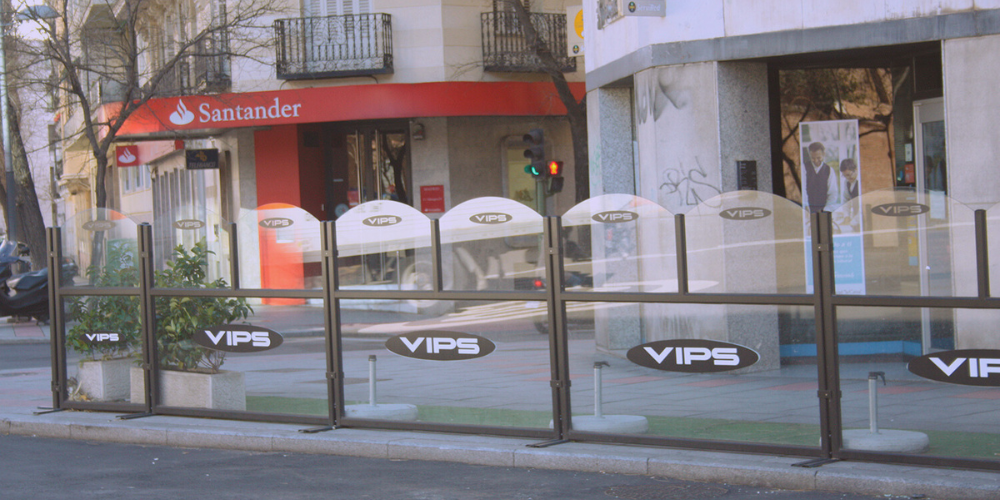 Tipos de mamparas paravientos para hostelería