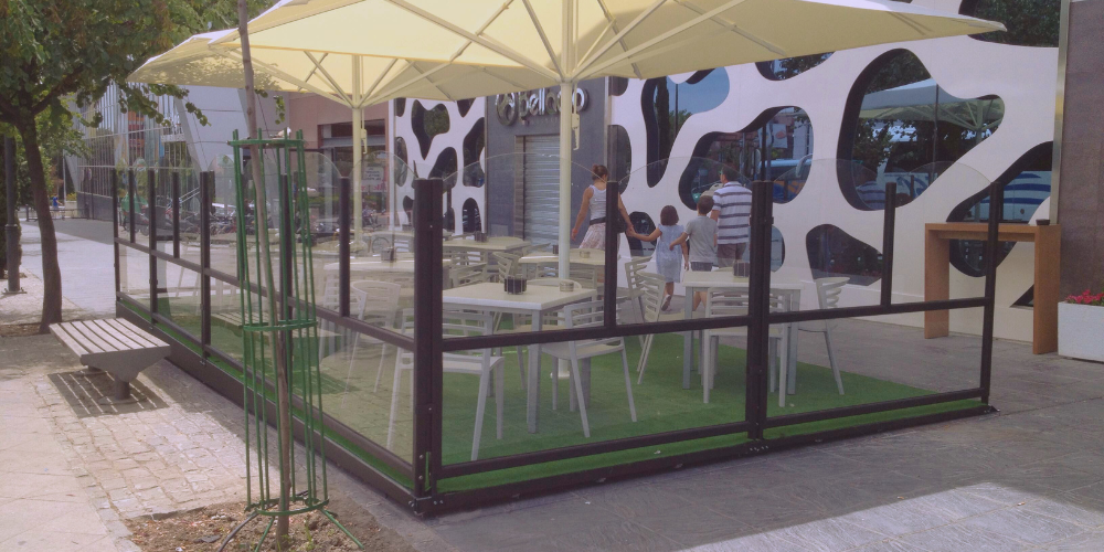 Tipos de mamparas paravientos para hostelería