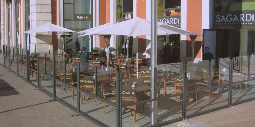 Tipos de mamparas paravientos para hostelería