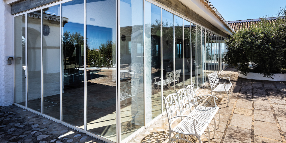 Ejemplos de casas pasivas con cortinas de cristal abatibles con aislamiento térmico
