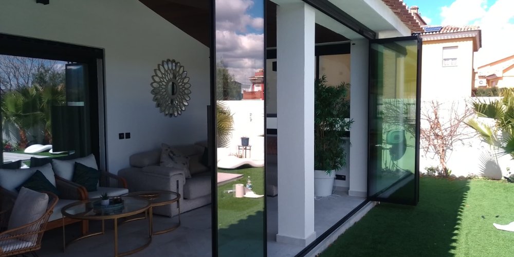 Ejemplos de casas pasivas con cortinas de cristal abatibles con aislamiento térmico