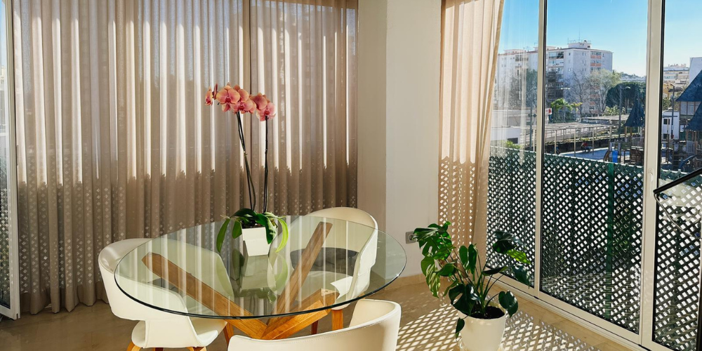 Ejemplos de casas pasivas con cortinas de cristal abatibles con aislamiento térmico