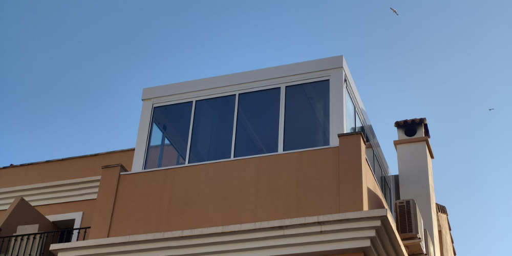 Ejemplos de casas pasivas con cortinas de cristal abatibles con aislamiento térmico
