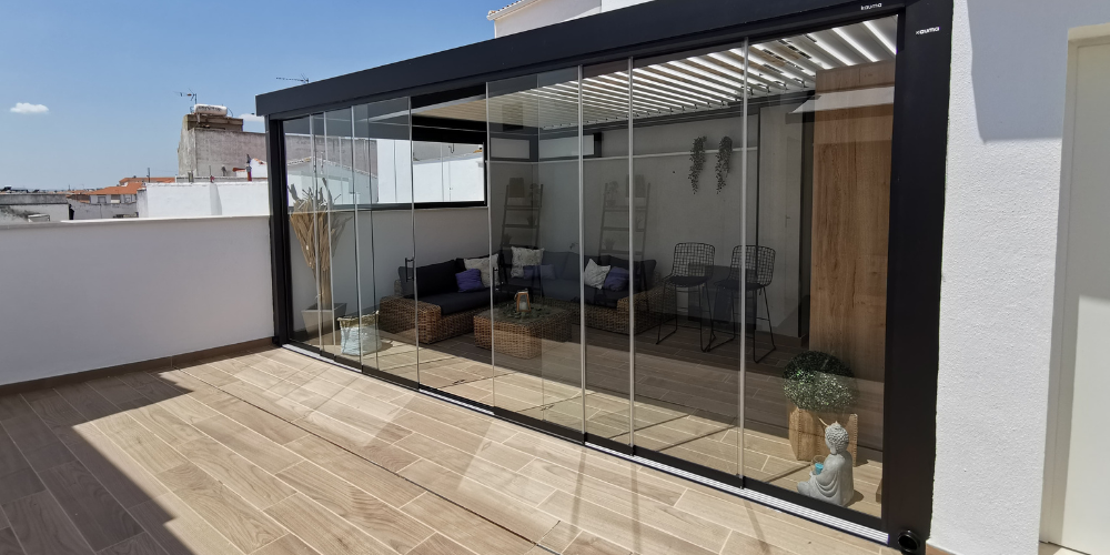 Ejemplos de casas pasivas con pérgolas bioclimáticas