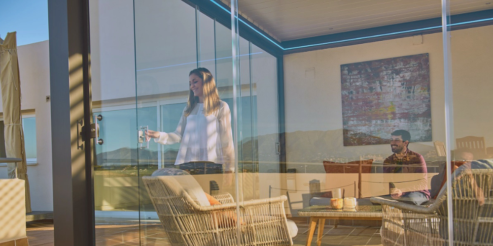 Cortina de cristal corredera en casa acogedora