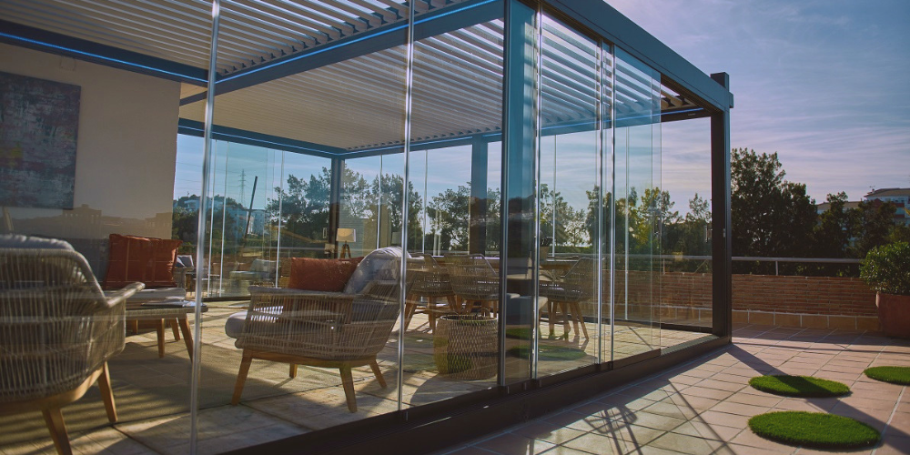 Cortina de cristal corredera en casa acogedora