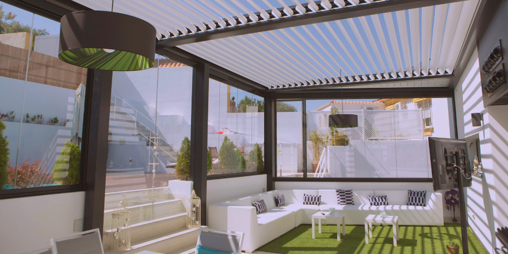Pérgola bioclimática en casa acogedora
